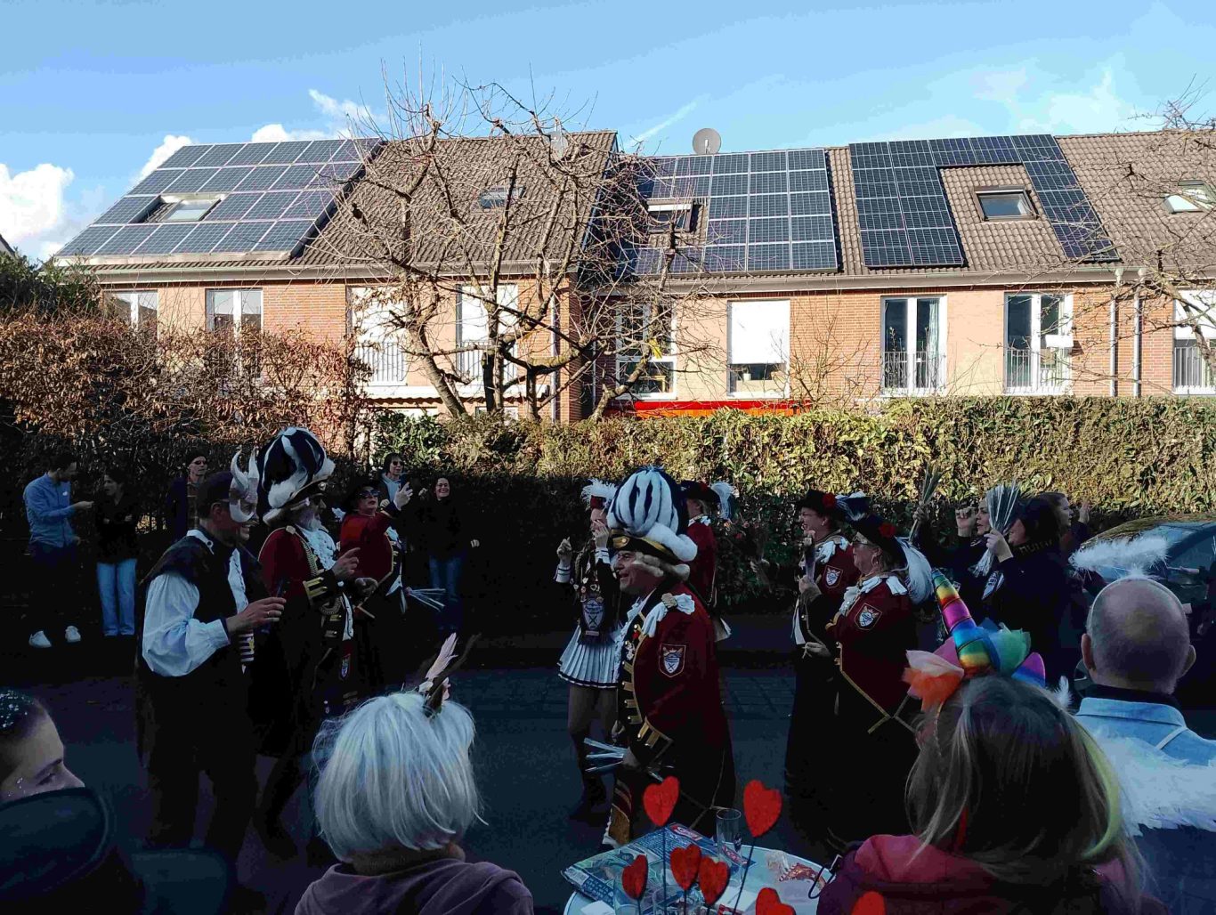 Karnevalszug in Brühl-Ost 2026 Menschen in traditionellen Kostümen feiern eine Veranstaltung in der Straße.