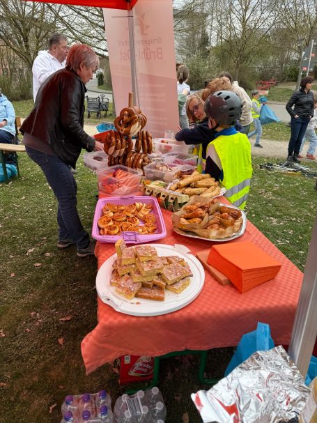 Frühjahrsputz in Brühl-Ost: Für leibliches Wohl war gesorgt