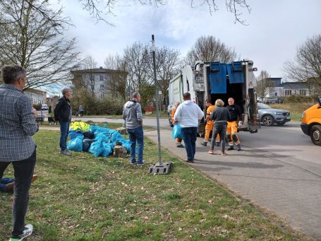 Frühjahrsputz in Brühl-Ost: Abtransport der Müllberge