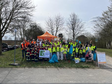 Viele Helfer beim Frühjahrsputz in Brühl-Ost