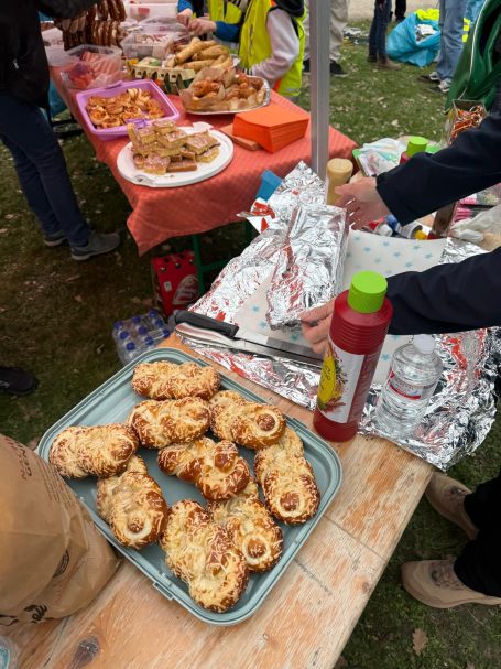 Frühjahrsputz in Brühl-Ost: Für leibliches Wohl war gesorgt
