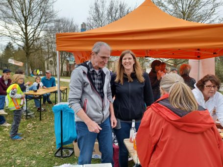 Gute Laune beim Frühjahrsputz in Brühl-Ost