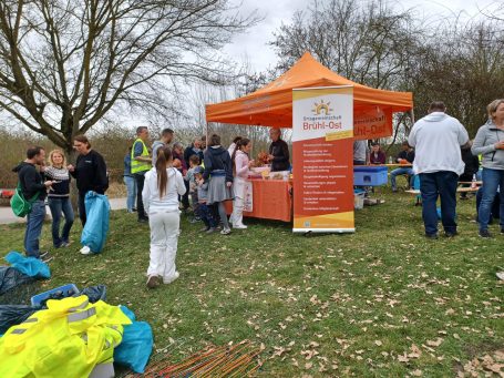 Die Ortsgemeinschaft Brühl-Ost mit eigenem Stand beim Frühjahrsputz