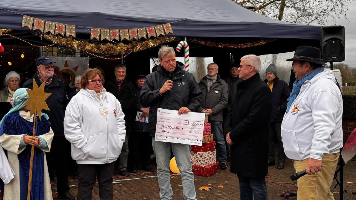 Ortsgemeinschaft Brühl-Ost: Spendenübergabe an die Brühler Tafel 2025 Veranstaltung mit mehreren Personen, die einen Scheck überreichen und Grußworte halten.